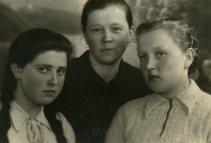 KKE 4836.jpg - Fot. Rodzina. Od lewej: Władysława Szota - chrzestna Mari Obolewicz (z domu Szota), Maria Szota (z domu Dziurdź), Maria Szkuta- kuzynka Marii Szoty (z domu Dziurdź), Grodno, 1940 r.